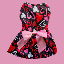 Cargar imagen en el visor de la galería, VESTIDO NEGRO CORAZONES
