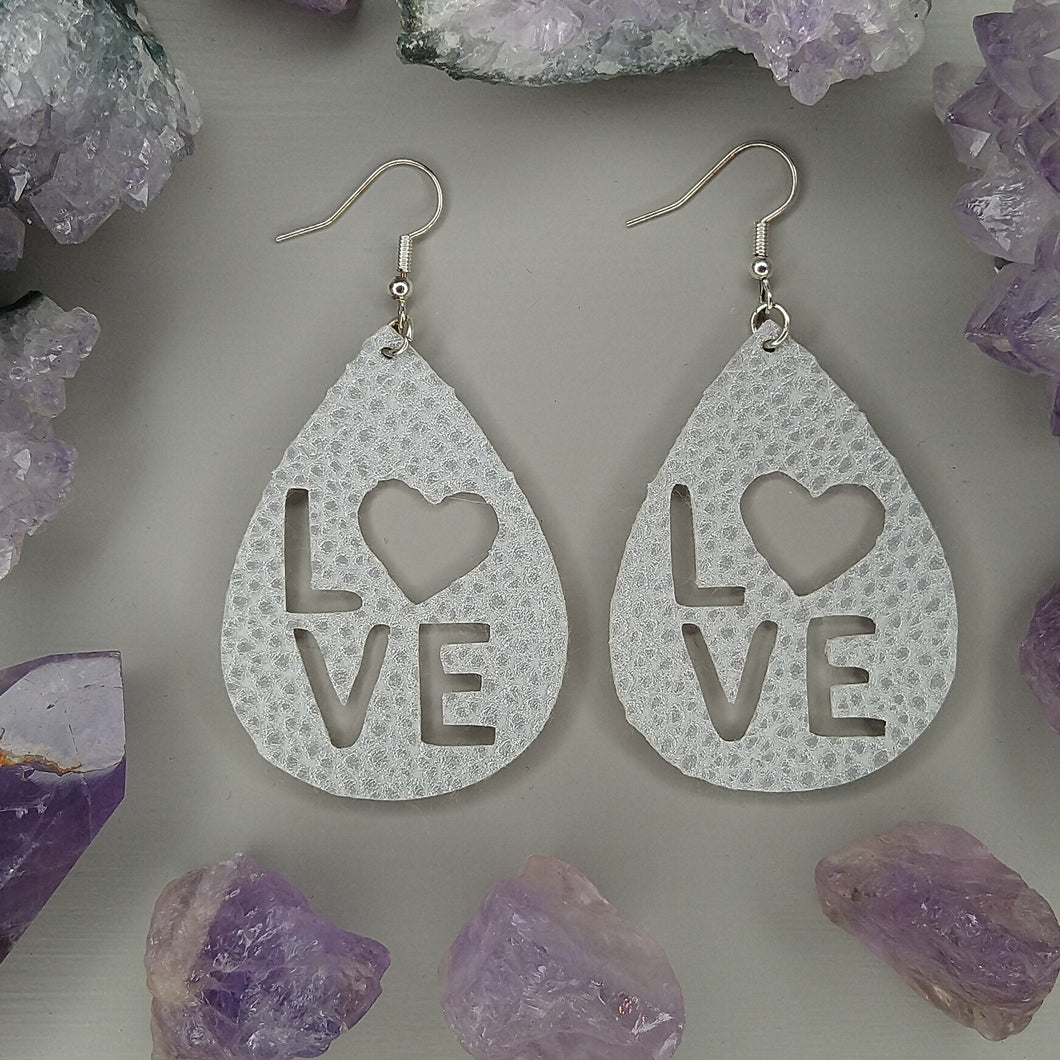 Aretes love plateados
