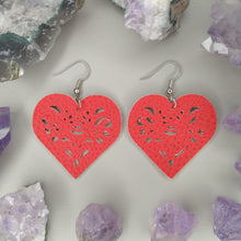 Cargar imagen en el visor de la galería, Aretes Corazón

