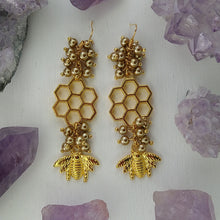 Cargar imagen en el visor de la galería, Aretes Abeja Panal 7
