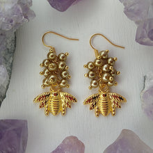 Cargar imagen en el visor de la galería, Aretes Abeja
