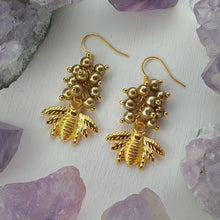Cargar imagen en el visor de la galería, Aretes Abeja
