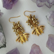 Cargar imagen en el visor de la galería, Aretes Abeja
