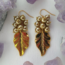 Cargar imagen en el visor de la galería, Aretes Hojas Dorado
