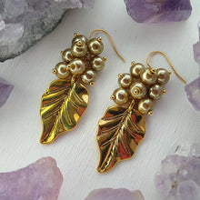 Cargar imagen en el visor de la galería, Aretes Hojas Dorado
