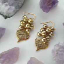 Cargar imagen en el visor de la galería, Aretes Hojas Doradas
