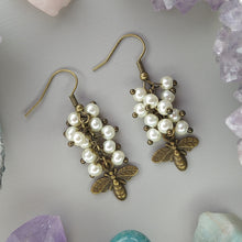 Cargar imagen en el visor de la galería, Aretes Abeja perlas
