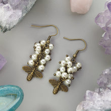 Cargar imagen en el visor de la galería, Aretes Abeja perlas

