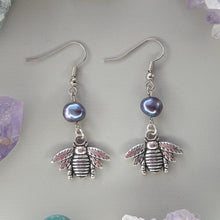 Cargar imagen en el visor de la galería, Aretes Abeja Perla Gris
