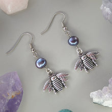 Cargar imagen en el visor de la galería, Aretes Abeja Perla Gris
