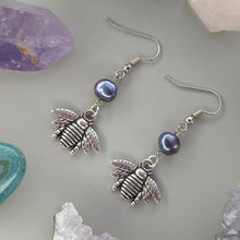 Cargar imagen en el visor de la galería, Aretes Abeja Perla Gris
