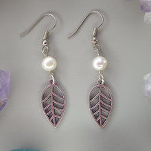 Cargar imagen en el visor de la galería, Aretes Hojas Perlas Naturales
