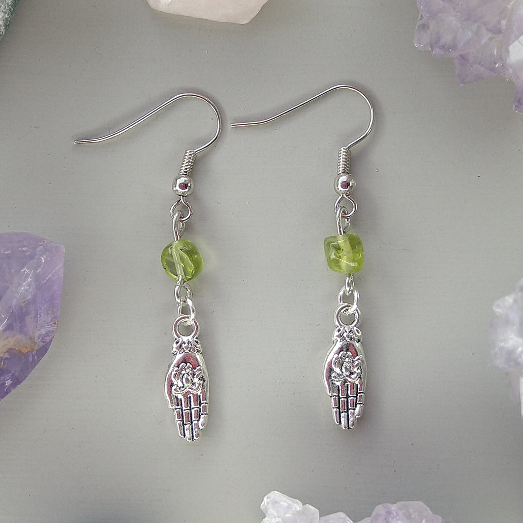 Aretes Mano Flor de Loto Peridoto