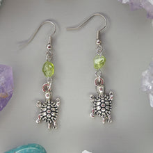 Cargar imagen en el visor de la galería, Aretes Tortuga Peridoto
