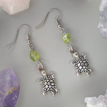 Cargar imagen en el visor de la galería, Aretes Tortuga Peridoto
