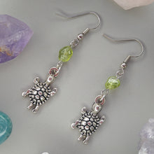 Cargar imagen en el visor de la galería, Aretes Tortuga Peridoto
