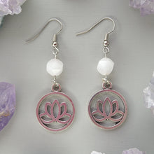Cargar imagen en el visor de la galería, Aretes Flor de Loto Cuarzo Rosa

