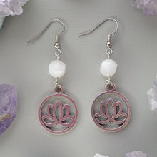 Cargar imagen en el visor de la galería, Aretes Flor de Loto Cuarzo Rosa
