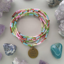Cargar imagen en el visor de la galería, PULSERA ENVOLVENTE LIVE LAUGH LOVE
