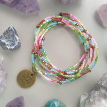 Cargar imagen en el visor de la galería, PULSERA ENVOLVENTE LIVE LAUGH LOVE

