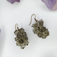 Cargar imagen en el visor de la galería, ARETES GRIS CUBO
