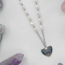 Cargar imagen en el visor de la galería, COLLAR CORAZÓN PERLAS
