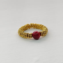 Cargar imagen en el visor de la galería, ANILLO CORAL DORADO
