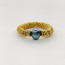 Cargar imagen en el visor de la galería, ANILLO PERLA GRIS DORADO
