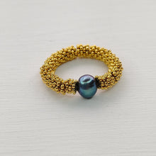 Cargar imagen en el visor de la galería, ANILLO PERLA GRIS DORADO
