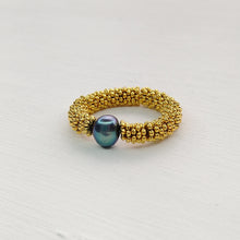 Cargar imagen en el visor de la galería, ANILLO PERLA GRIS DORADO
