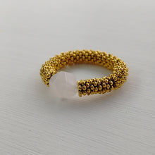 Cargar imagen en el visor de la galería, ANILLO CUARZO ROSA DORADO
