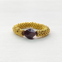 Cargar imagen en el visor de la galería, ANILLO GRANATE DORADO

