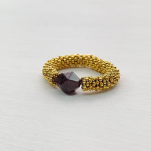 Cargar imagen en el visor de la galería, ANILLO GRANATE DORADO
