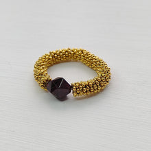 Cargar imagen en el visor de la galería, ANILLO GRANATE DORADO
