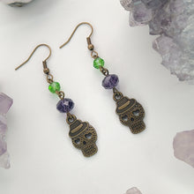 Cargar imagen en el visor de la galería, ARETES CATRIN MORADO VERDE
