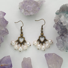 Cargar imagen en el visor de la galería, ARETES CANDELABRO CORAZON PERLAS NATURALES
