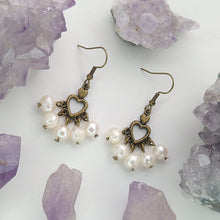 Cargar imagen en el visor de la galería, ARETES CANDELABRO CORAZON PERLAS NATURALES
