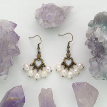 Cargar imagen en el visor de la galería, ARETES CANDELABRO CORAZON PERLAS NATURALES
