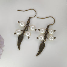 Cargar imagen en el visor de la galería, ARETES ALA MINI PERLAS
