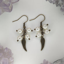 Cargar imagen en el visor de la galería, ARETES ALA MINI PERLAS

