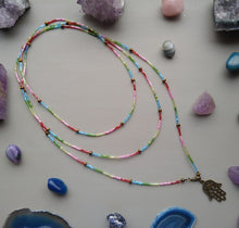 Cargar imagen en el visor de la galería, PULSERA ENVOLVENTE MULTICOLOR HAMSA
