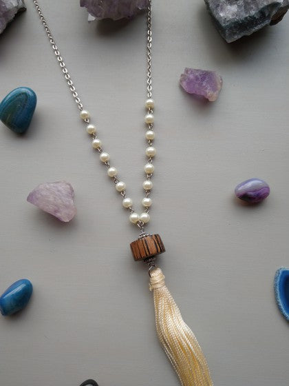 COLLAR PERLAS Y MADERA