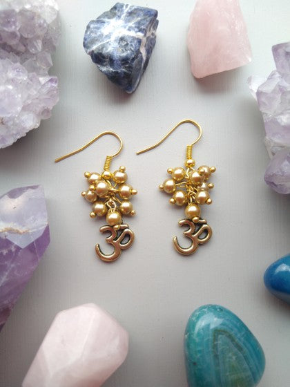 ARETES DORADOS OM