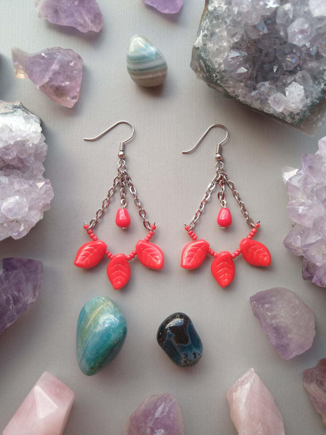 ARETES CANDELABRO HOJAS ROJAS