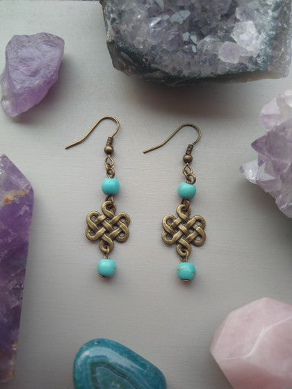 ARETES NUDO CELTA HOWLITA AZUL